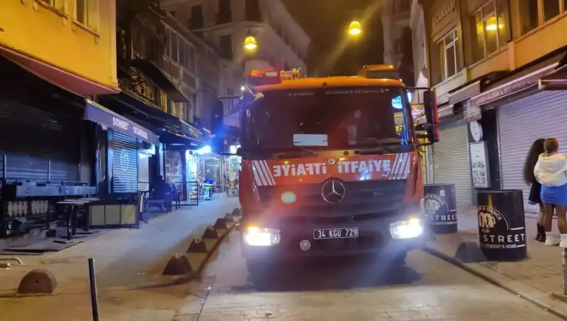 Beyoğlu'nda Asansör Boşluğuna Düşen Müşteri Çarpıcı Bir Olay Yaşadı