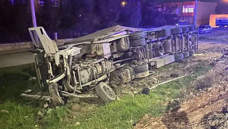 TIR Devrildi, Altı Kişi Yaralı: Kazanın Ardındaki Sebepler Neler?
