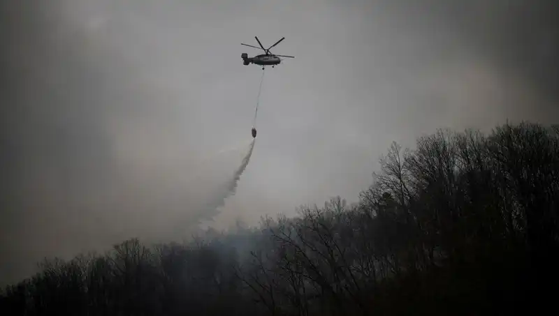 Güney Kore'de Yangın Söndürme Helikopteri Düştü: Üzücü Olayda Bir Kişi Hayatını Kaybetti