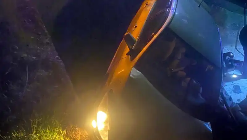 Adana’da Şarampole Devrilen Araçta Faciadan Dönüldü: 2 Yaralı