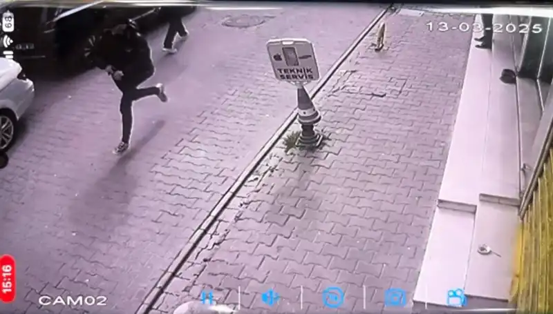 İstanbul'da Silahlı Saldırı: Bacağından Yaralanan Genç Şoke Etti