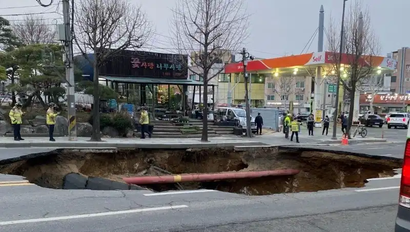 Güney Kore'de Motosiklet Faciası: Dev Çukurun Kurbanı Oldu