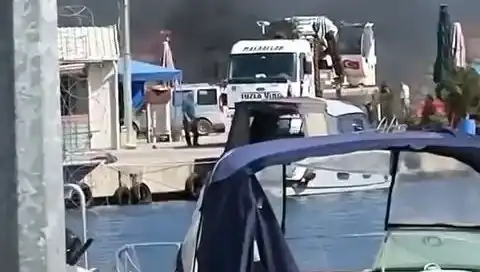 Tuzla'daki Balıkçı Barınağında Çıkan Lastik Yangını Korkuttu