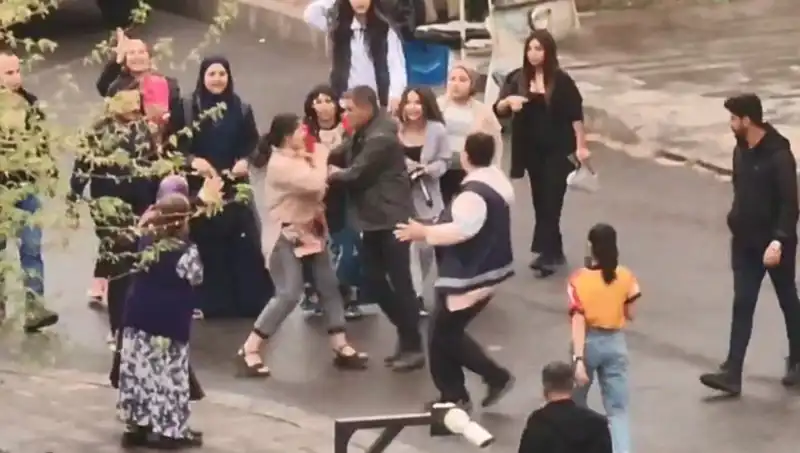 Adliye Önünde Yaşanan Tekmeli Yumurta Kavgası Gözleri Üzerine Çekti