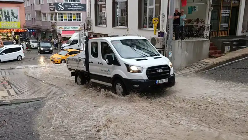 10 Dakikalık Sağanak Kısa Sürede Su Baskınlarına Yol Açtı