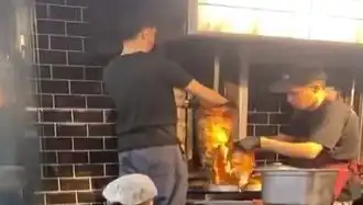 Çiğ Et Skandalı: Pişmiş Tavuk Dönerin Üzerine Çiğ Et Koydular