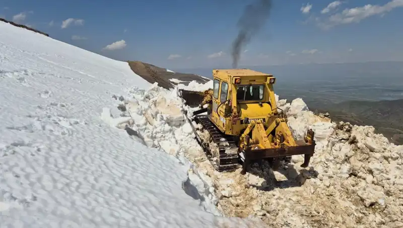 Nisan ayında 2 metreyi bulan kar, yol açma çalışmaları başladı