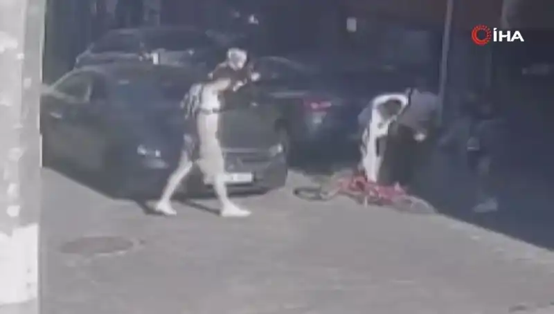 Akran Zorbalığı: 10 Yaşındaki Çocuğa Bisiklet Yüzünden Tekme Tokat Dayak!