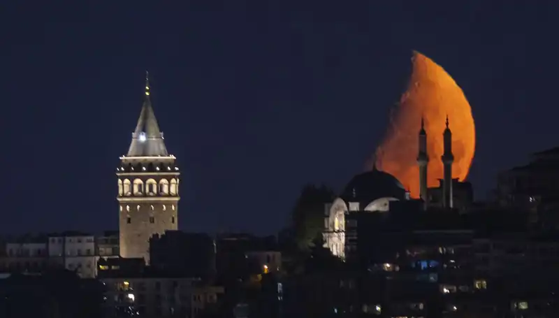 İstanbul'da Yarım Ayın Büyüleyici Güzelliği: Şehrin Gece Gökyüzünde İhtişamı