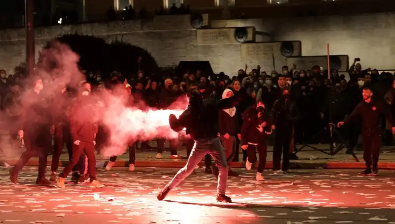 Yunanistan’da Gensoru Krizi: Atina Sokakları Protesto Gösterileriyle Çalkalanıyor