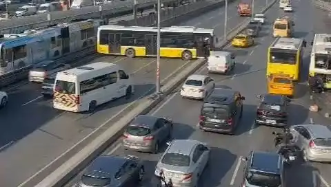 İstanbul'da Feci Kaza: İETT Otobüsü İki Araca Çarptı, Trafik Kilitlendi