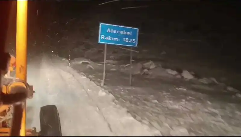 Antalya'da Kar Yağdı: Yerli ve Yabancı Turistler Şaşkın!