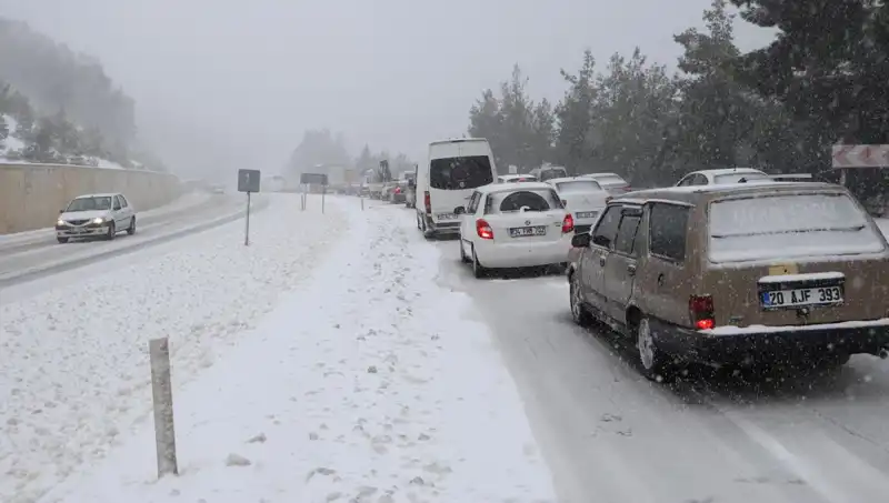 Denizli-Antalya Kara Yolunda Kar Faciası: Trafik Tamamen Durdu