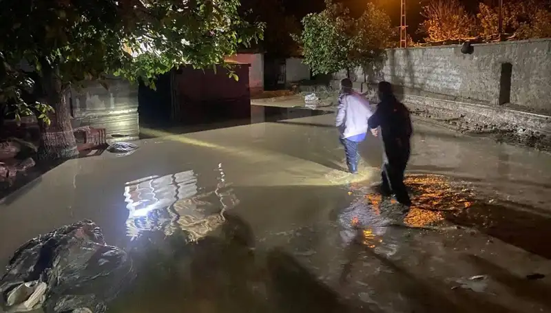 20 Dakikalık Şiddetli Yağış Sel Felaketi Getirdi: Evler Tehlikeye Girdi