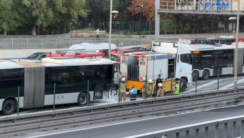 İstanbul Metrobüs Yangını, Şehirde Trafik Kaosu Yarattı!