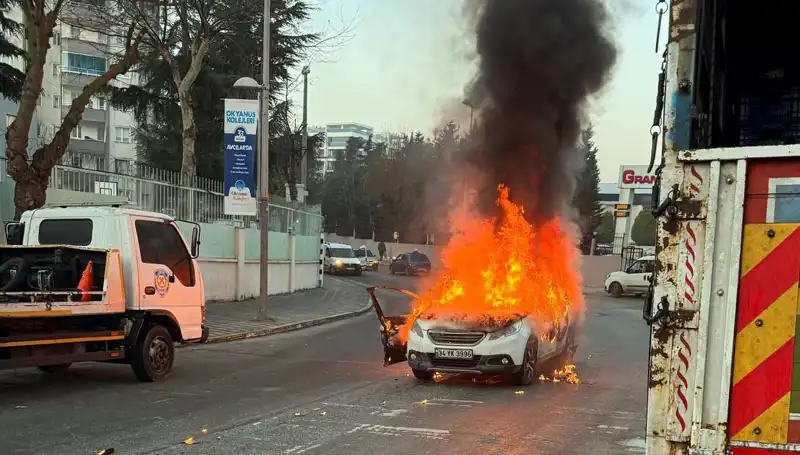Korkunç Yangın: Alev Alan Araç Diğer Otomobillere Çarptı!