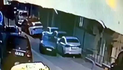 Esenyurt'ta Kaçan Sürücü, Park Halindeki Araçlara Çarptı!