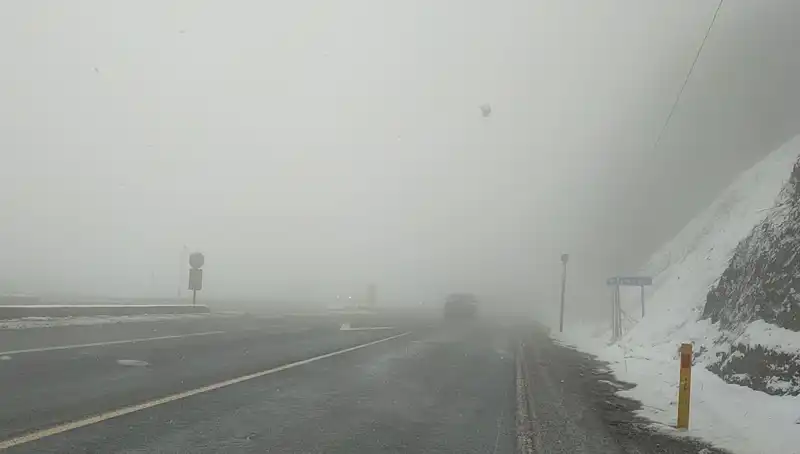 Bolu Dağı’nda Ulaşım Zorluğu: Kar ve Sis Engelleri Sürücüleri Bekliyor