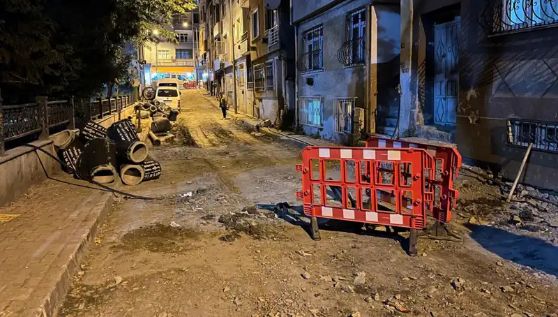 Bayrampaşa'da Altyapı Çalışmaları Yeni Bir Soruna Yol Açtı: Rögar Kapağı Patladı