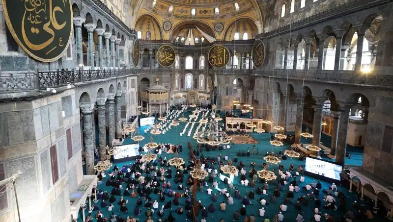 Ayasofya'nın Kapısını Kıran Sanığa Hapis Cezası: Tarihi Mekanda Şok Gelişme