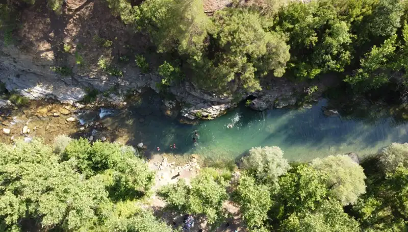 Adana'nın Sıcaklarıyla Mücadele: Yaylacılar Doğal Sularla Serinliyor!