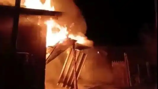 Karabük'te Korkunç Yangın: İki Ev Kül Oldu, Hayatlar Tehlike Altında!