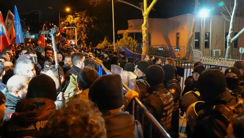 İmamoğlu Protestolarında Şiddet! 16 Polis Yaralandı, 53 Kişi Gözaltında
