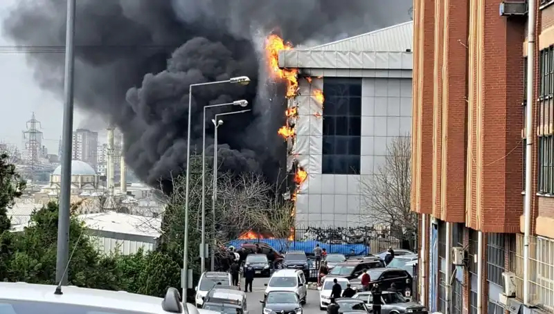 Başakşehir'de Sanayi Sitesinde Yıldırım Hızıyla Büyüyen Yangın Panik Yarattı