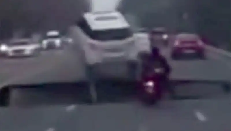 Güney Kore’de Otoyolda Büyüleyici Olay: Dev Çukur Motosikleti Yuttu