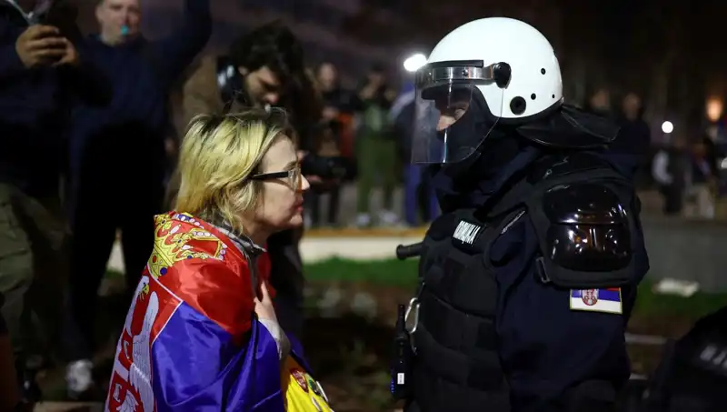 Sırbistan Polisi Yasaklı Sonic Silahı kullanarak Protestocuları Bastırdı