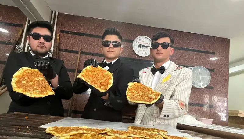 Takım Elbiseli Fırıncılar Şehirdeki Etkinliğiyle Göz Dolduruyor